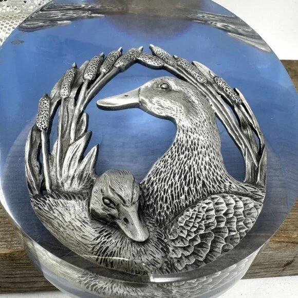 Vintage 3D Lucite Sculpture Duck Family Oval Paperweight Collectible Table Decor - Picture 9 of 10